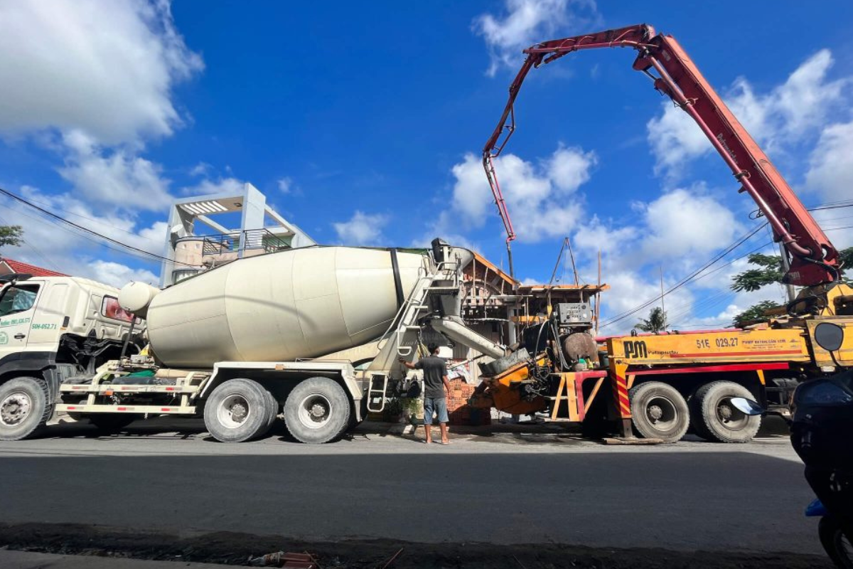 Xe bồn chuyên dụng vận chuyển bê tông tươi từ trạm trộn đến công trình.