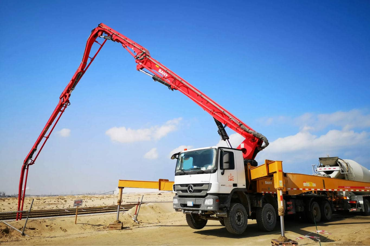 Xe bơm cần hỗ trợ đưa bê tông đến vị trí thi công tại công trình.